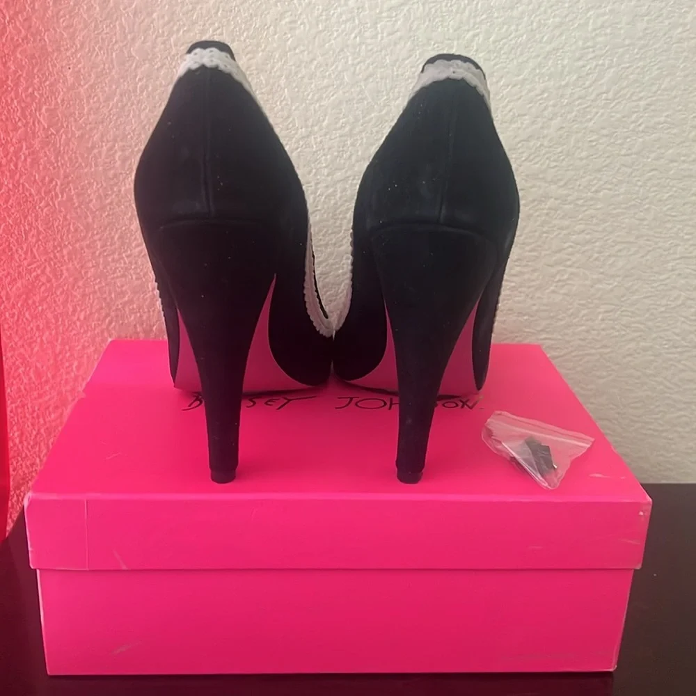 Like new Betsey Johnson “Reese” Heels - Picture 2 of 8